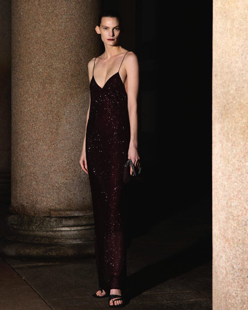 StellaMcCartney's tweet image. SUMMER NIGHTS: Evening ease, hand-embellished with lead-free crystals.
Shop #StellaAutumn25 in-store and at stella-mccartney.visitlink.me/e_BhLp
#StellaMcCartney #crueltyfree