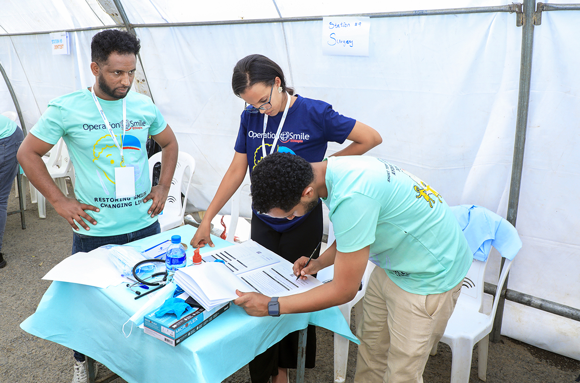 operationsmile's tweet image. The renovated Ayder Cleft Care Center in Ethiopia officially launched, hosting its first surgical program with 55+ volunteers last month! With new ORs, equipment & more, it'll serve 10M+ people across the region. Big thanks to @FMoHealth, @TigrayRHB, @ayder_hospital & @MekUniETH