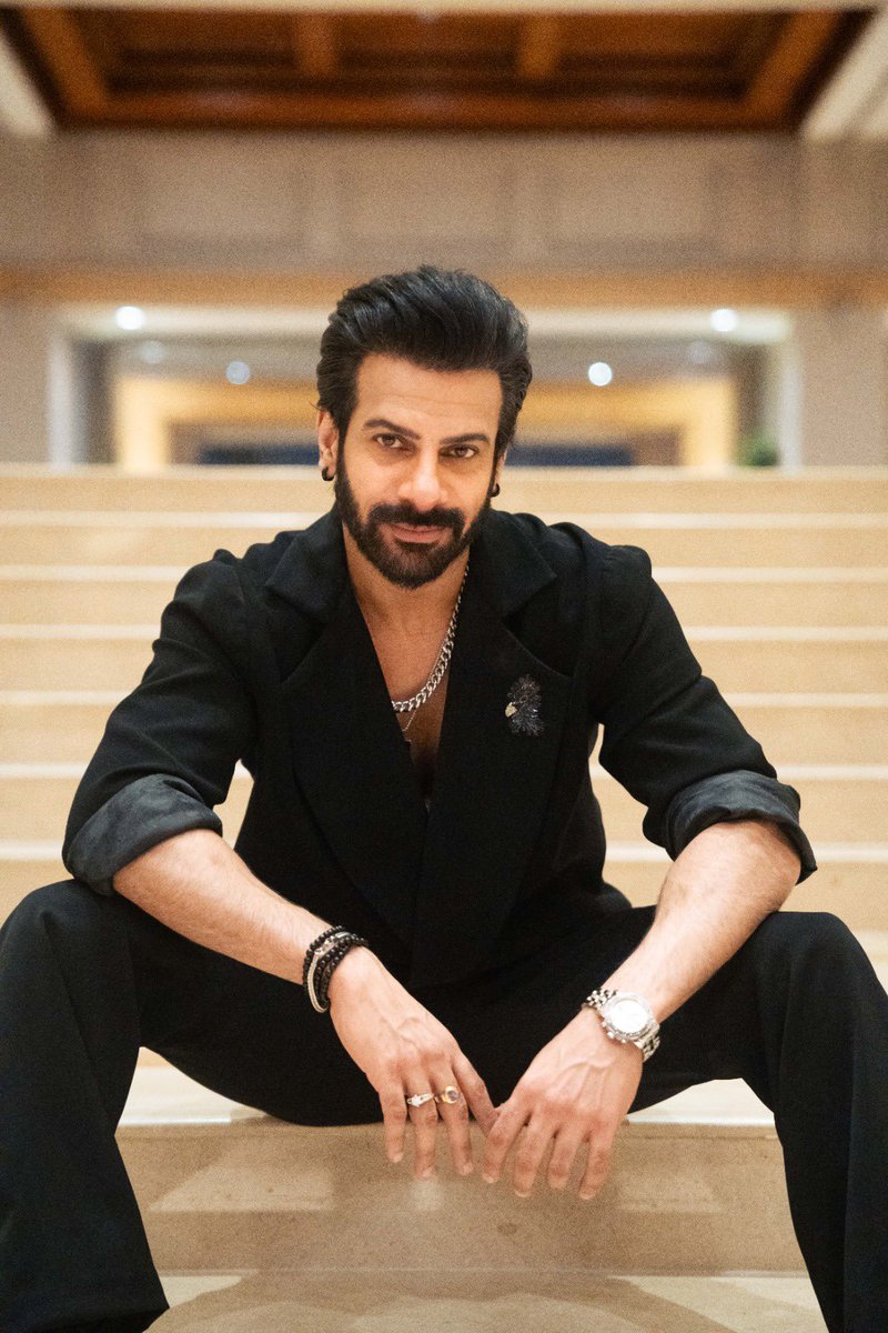 WebduniaHindi's tweet photo. ज़िंदगी कि असली उड़ान बाकी है,
जिंदगी के कई इम्तेहान अभी बाकी है।
अभी तो नापी है मुट्ठी भर ज़मीन हमने,
अभी तो सारा आसमान बाकी है
#KaranVeerMehra #TeamKVM #BB18 #KKK14 #winner @KaranVeerMehra https://t.co/cAhsuqcdgJ