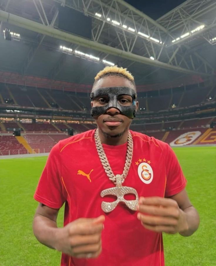 yapibahce's tweet photo. Fener ve Beşiktaş scout ekibi Osimhen haberini görünce interneti kapatmış. Moral bozmaya gerek yokmuş 😅 https://t.co/ppqKBzaGJp