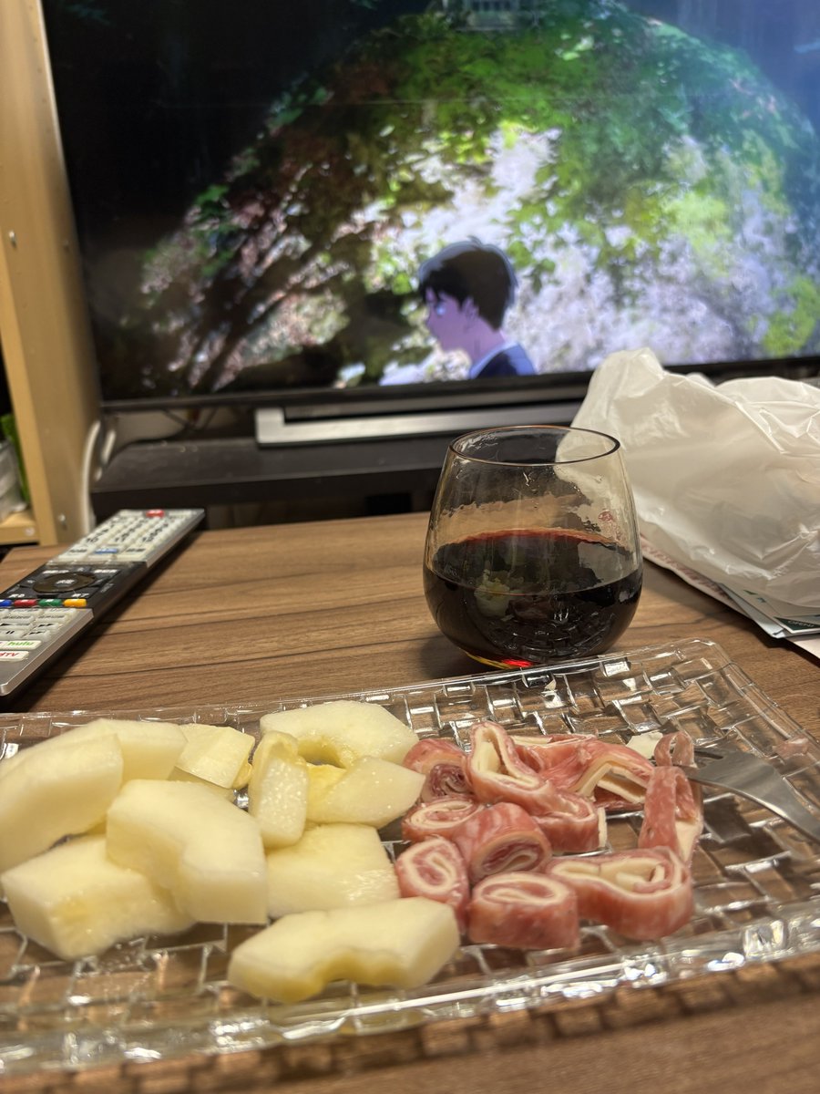 shoyashosk's tweet image. とっといたゲ謎見ながら
まくわうりとコストコぐるぐるサラミチーズ食べる
しかしこの話
あまりに醜い人間が醜すぎて、水木しげる先生は他の作品ならともかく、おそらく「鬼太郎」では描かないであろうなぁという気持ち。
先生のファンタジーはこんなには生々しくないのだ…