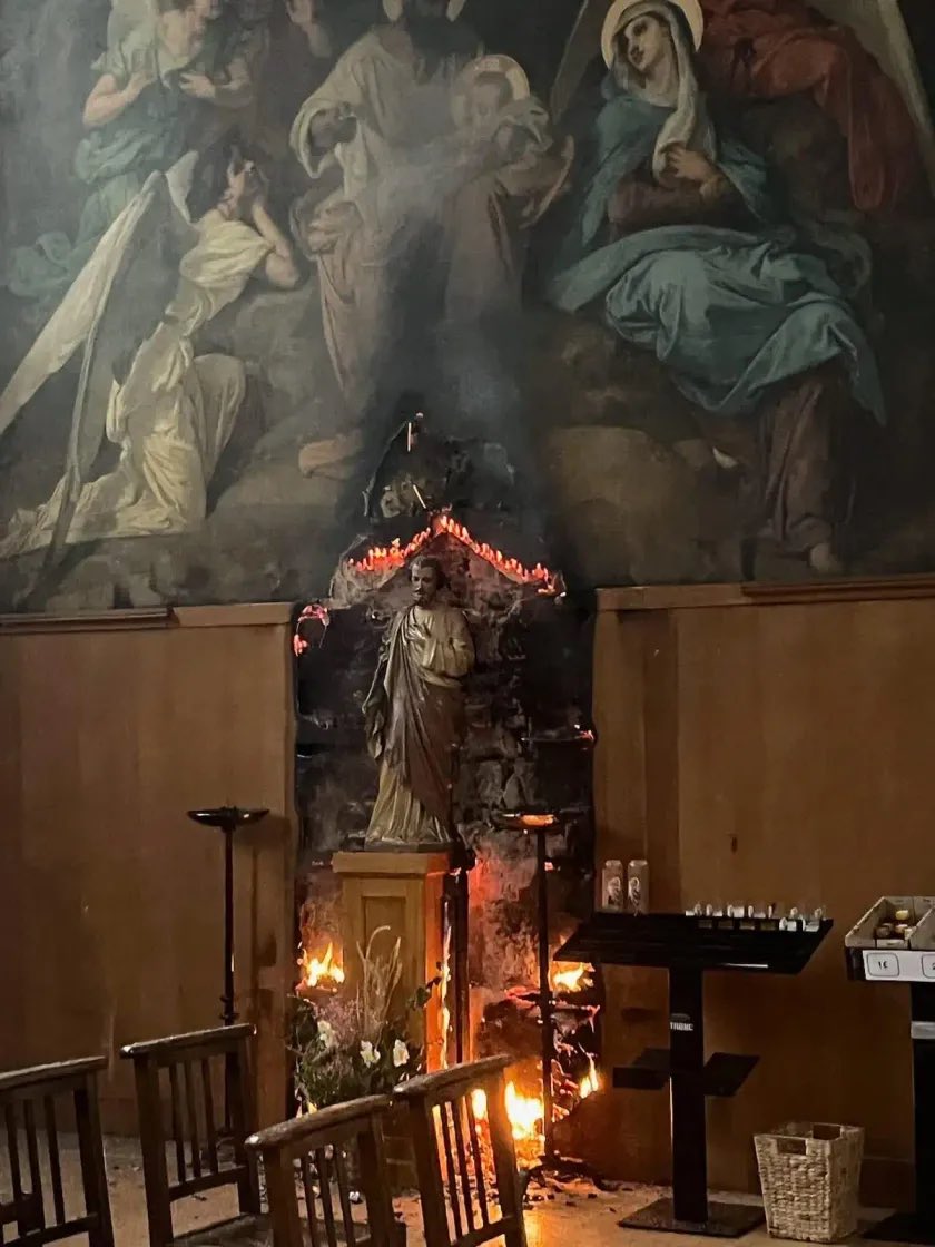 lechochretien's tweet photo. 🚨⛪ ALERTE | Voici les DÉGÂTS de L’INCENDIE criminel contre Notre-Dame-des-Champs. 

Il s’agit de la DEUXIÈME ATTAQUE en moins de 48h contre ce lieu de culte. 

Un ou des individus se sont INTRODUITS dans l’église, ont INCENDIÉ une statue du CHRIST avant de prendre la fuite. https://t.co/A1kYstsirV