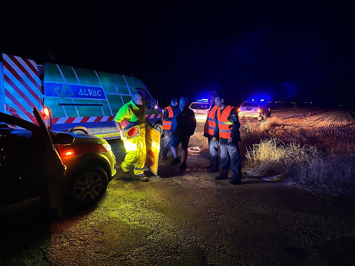 pcivilalbacete's tweet photo. Ayer tuvimos que intervenir en las inundaciones que hubieron en los caminos y al rededores de las pedanías de Santa Ana, Argamasón y Los Anguijes ⛈️🛤️

#albacete #proteccioncivilalbacete https://t.co/EdcGJHJTOE