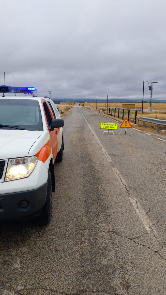 pcivilalbacete's tweet photo. Ayer tuvimos que intervenir en las inundaciones que hubieron en los caminos y al rededores de las pedanías de Santa Ana, Argamasón y Los Anguijes ⛈️🛤️

#albacete #proteccioncivilalbacete https://t.co/EdcGJHJTOE