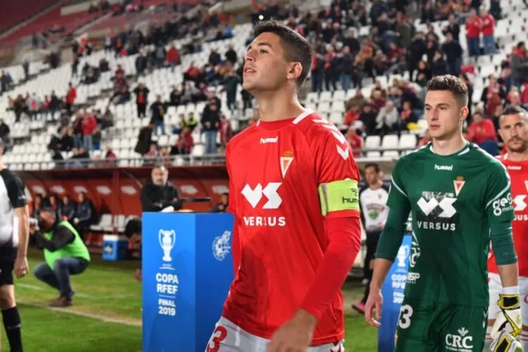 RMUJournal's tweet photo. ⚖️LA LEY DEL EX – Día 22
👤Víctor Meseguer
📆Real Murcia (2017–2020): 19 pj | 2 goles
🔄Actualmente en Racing de Santander #LALIGAHYPERMOTION
🧠Mediocentro murciano con llegada y visión. De la cantera grana a la élite del fútbol español.
#LaLeyDelEx #RealMurcia #VíctorMeseguer https://t.co/5kuXGcQ8ET