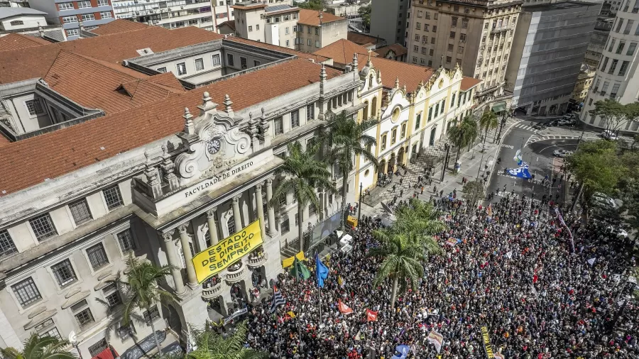 📢 Enquanto a sociedade se prepara para ler a carta em favor da soberania brasileira, hoje, às 11 horas, no Salão Nobre da Faculdade de Direito da USP, os usuários aqui do X sobem a tag RESPECT BRASIL TRUMP, contra os ataques do presidente norte-americano ao Brasil.

Hoje é dia
