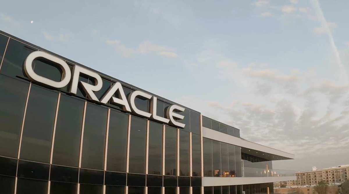 Thorsten Herrmann, Country Leader Oracle Deutschland, gibt im Interview mit der Computerwoche einen Überblick über die Cloud-Strategie des Unternehmens. Er betont die Wichtigkeit der Cloud-Technologie für die digitale Transformation. social.ora.cl/6016fz9ve