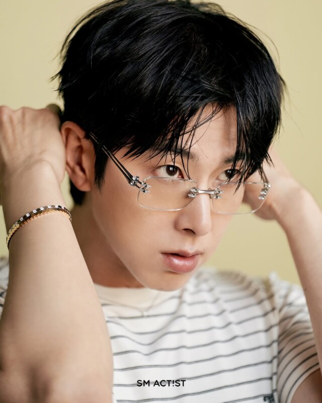 Kkorepo's tweet photo. 「#東方神起」#ユンホ、彫刻のような腕に視線集中…幸せをくれるビジュアル 
🔗https://t.co/dGAdup1zND https://t.co/7SRMz1L3yo