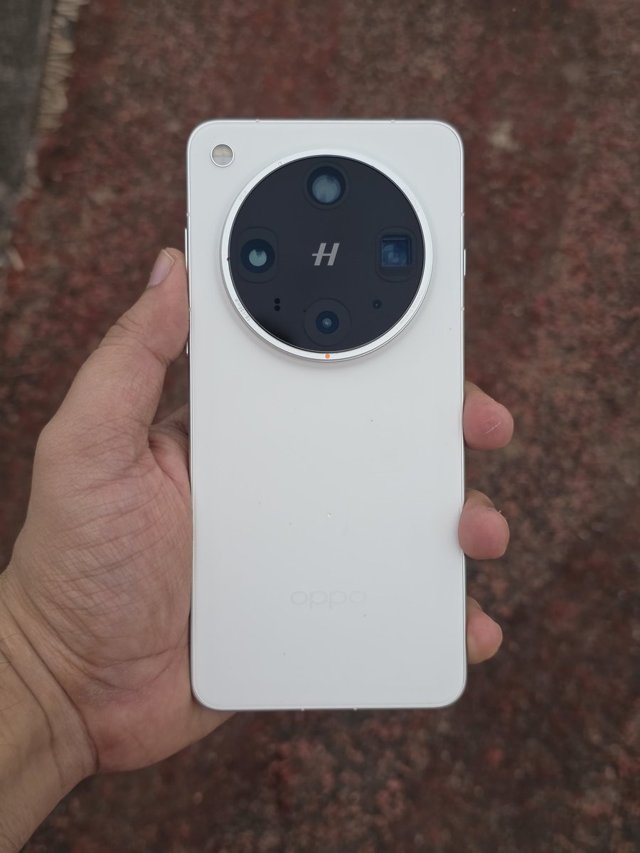 android_fhd's tweet image. If you're really confused between the Vivo X200 Ultra and the Oppo X8 Ultra, then just get the X8 Ultra. It's a better phone overall 🤌
