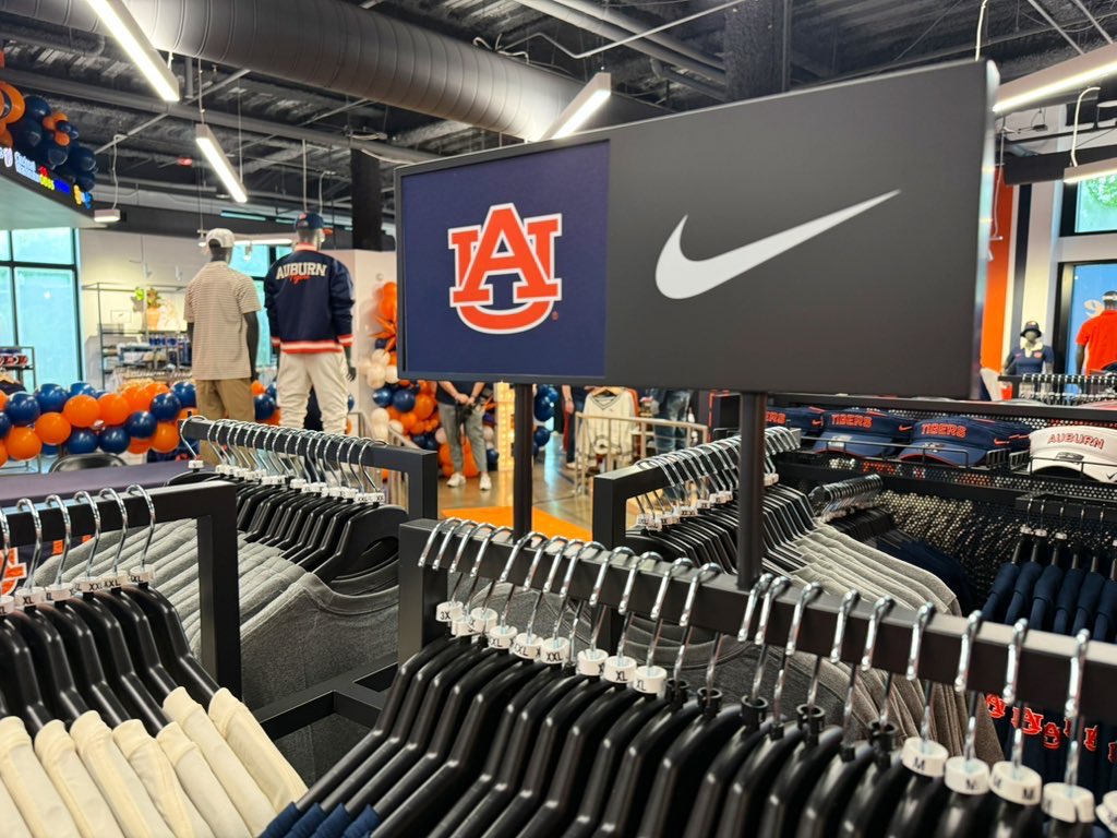 RhettHobart's tweet image. 🗣️ 𝙏𝙝𝙚 𝙂𝙚𝙖𝙧 𝙄𝙨 𝙃𝙚𝙧𝙚

@AuburnTigers x @Nike 

📍 AU Team Shop (S. College)

#WarEagle x #SummerSwoosh