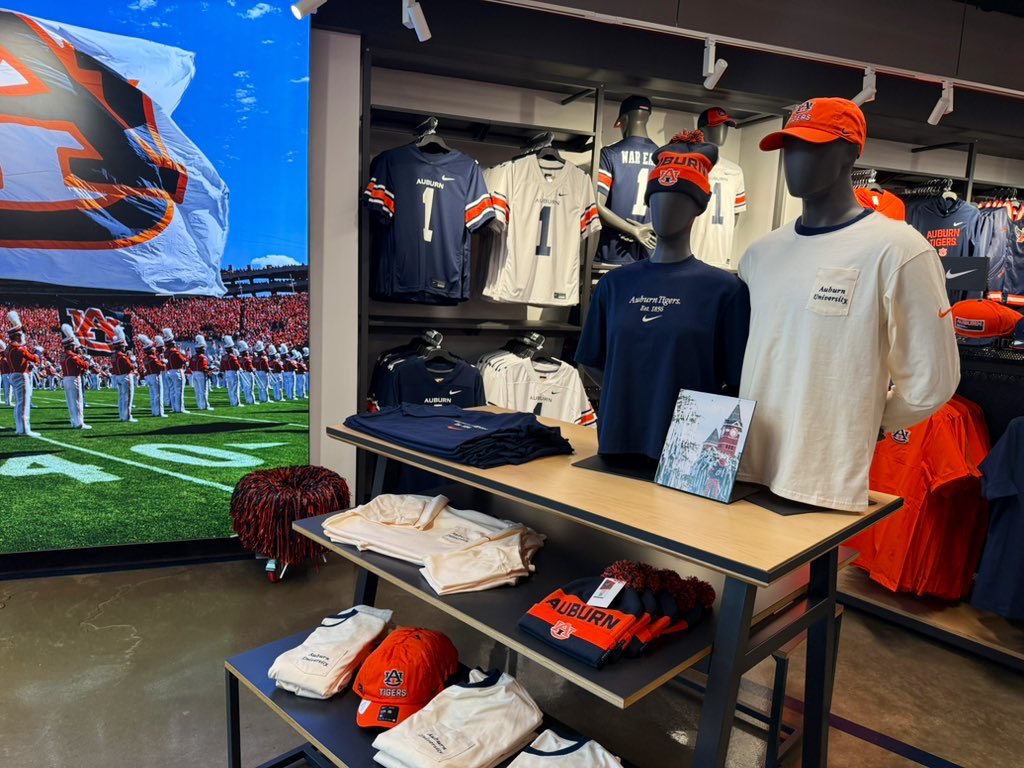 RhettHobart's tweet image. 🗣️ 𝙏𝙝𝙚 𝙂𝙚𝙖𝙧 𝙄𝙨 𝙃𝙚𝙧𝙚

@AuburnTigers x @Nike 

📍 AU Team Shop (S. College)

#WarEagle x #SummerSwoosh