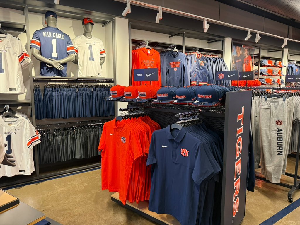 RhettHobart's tweet image. 🗣️ 𝙏𝙝𝙚 𝙂𝙚𝙖𝙧 𝙄𝙨 𝙃𝙚𝙧𝙚

@AuburnTigers x @Nike 

📍 AU Team Shop (S. College)

#WarEagle x #SummerSwoosh