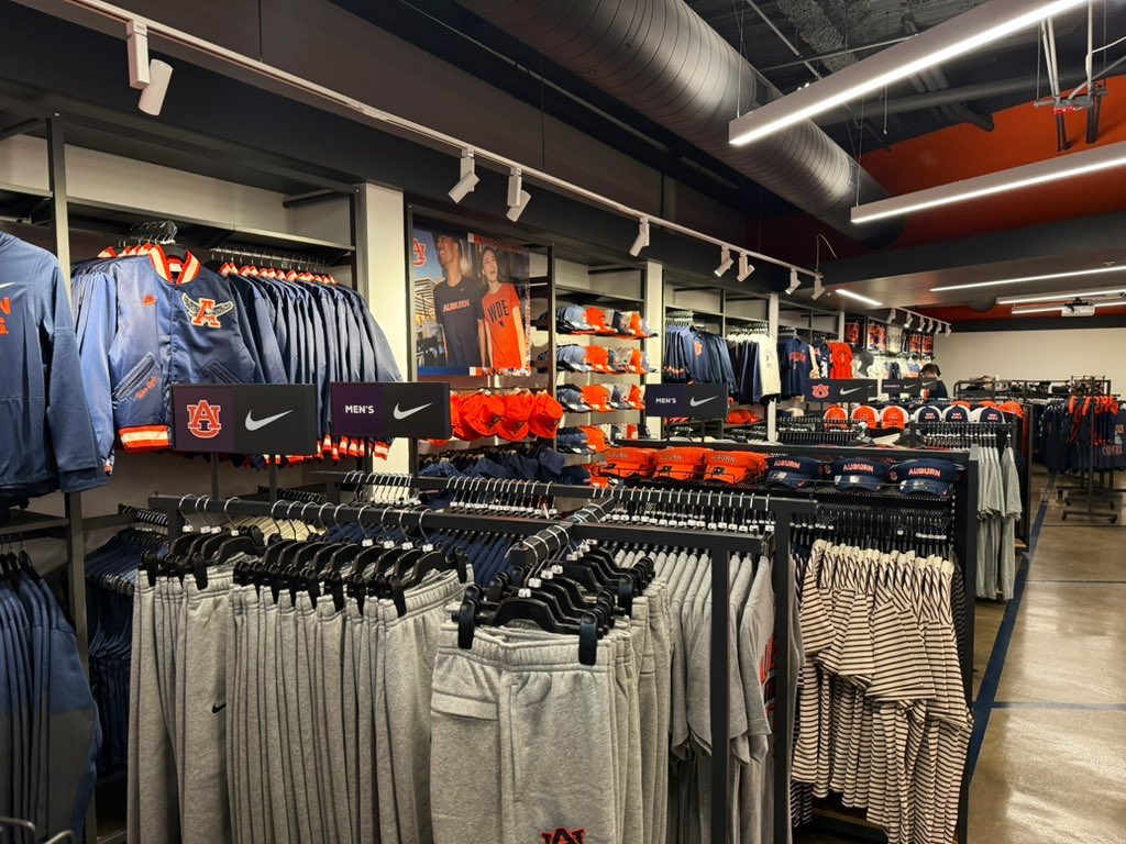 RhettHobart's tweet image. 🗣️ 𝙏𝙝𝙚 𝙂𝙚𝙖𝙧 𝙄𝙨 𝙃𝙚𝙧𝙚

@AuburnTigers x @Nike 

📍 AU Team Shop (S. College)

#WarEagle x #SummerSwoosh