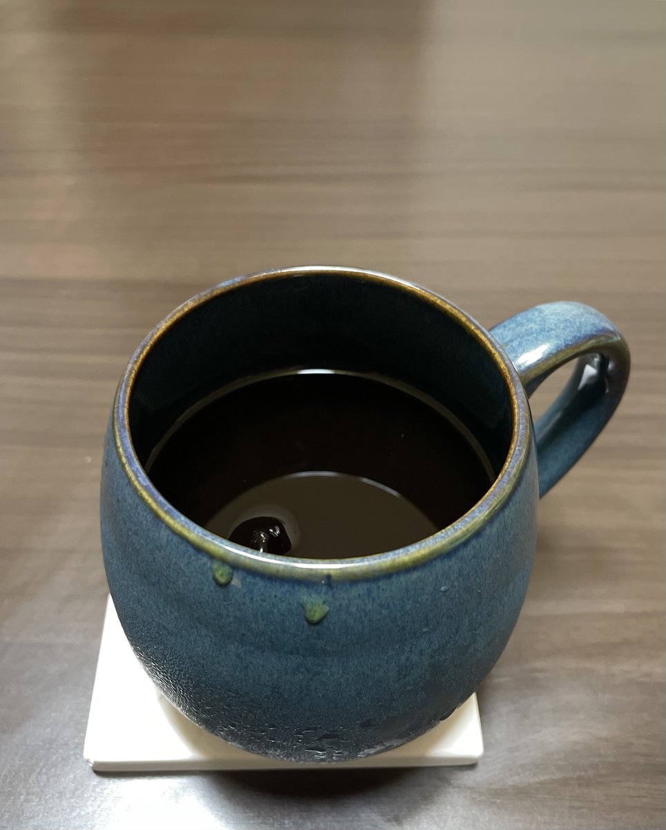 kippei_umanami's tweet photo. 【今週のスペシャルティ☕️】

エチオピア🇪🇹 バンコチェルチェレ
ナチュラルプロセス

巷で話題の「samo bloom」を取り入れてアイスコーヒーを淹れてみました。

samo bloomとは「低温での蒸らし」を指すそうで、最初の1投目を水で少し長めの時間蒸らします。その詳しい意図は分かりませんが低温（20℃前後？）で蒸らすことで雑味を極限まで抑えつつじっくりと豆の香りや酸を引き出すことができるのかと。シランケド。

心なしかエチオピアらしい酸が非常に角立って感じられ、まるでコーヒーチェリーの果肉を上からギュッと絞ったかのように。でも、それが全くマイナスになっていないのがすごい！
フルーティな酸が特徴的なコロンビアやゲイシャ種のお豆で試してもとっても良さそうです！

それにしても、やっぱりエチオピアのナチュラルは個人的にNo. 1です！
色んなお豆を試してきましたが行き着く先にエチオピアナチュラルがいます。
フルーティなエチオピアナチュラルのアイスコーヒー、ブラックコーヒーへの入口としては最適ですよ！
敢えてホット用のカップに注ぐことで結露を出して夏らしさを演出してみました🙄

それでは皆さん！今週の競馬予想も楽しんでください！カナテープ