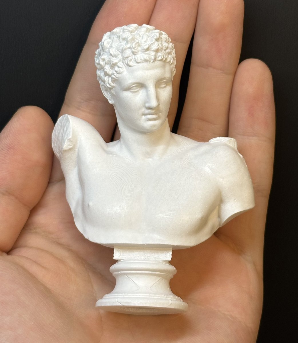 石膏像フィギュアのヘルメスは、腕の切り方に2つのバージョンがあります。
日本スタイル（？）と海外スタイル