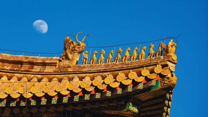 x1ngwu's tweet image. Hangshi (行什) is the tenth ridge beast in ancient Chinese architecture, often perched atop grand halls like the Hall of Supreme Harmony (太和殿). Clutching a vajra pestle and bearing wings, Hangshi embodies Lei Zhenzi—a thunder-wielding figure from legend. More than symbolic,…