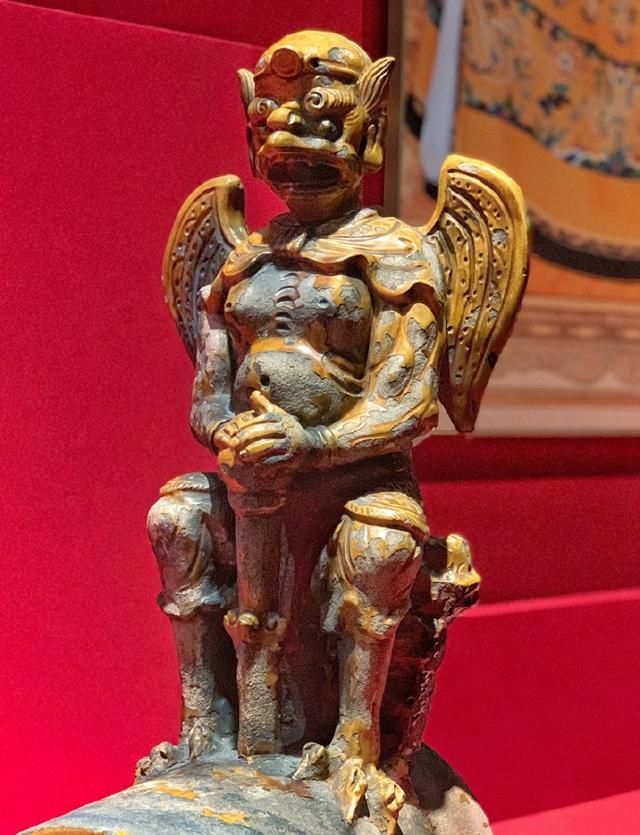 x1ngwu's tweet image. Hangshi (行什) is the tenth ridge beast in ancient Chinese architecture, often perched atop grand halls like the Hall of Supreme Harmony (太和殿). Clutching a vajra pestle and bearing wings, Hangshi embodies Lei Zhenzi—a thunder-wielding figure from legend. More than symbolic,…
