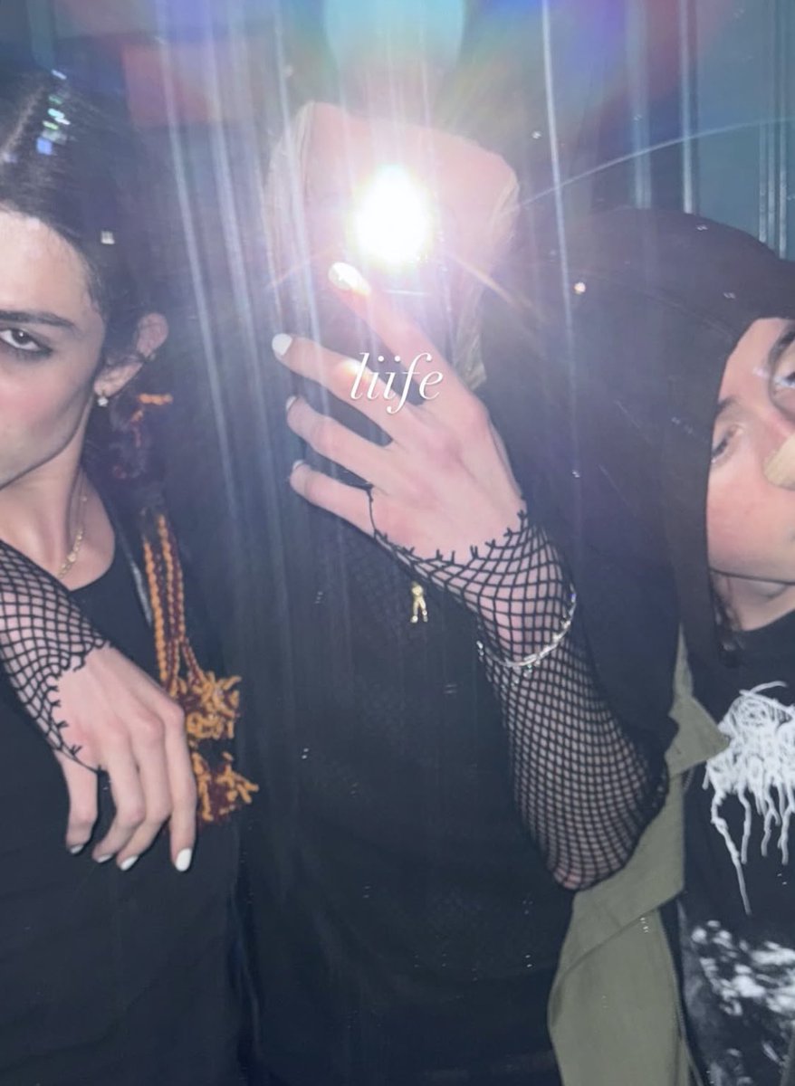 freak0fnature0's tweet image. NONBINARYLIIFE YESYES
love the fishnets lots