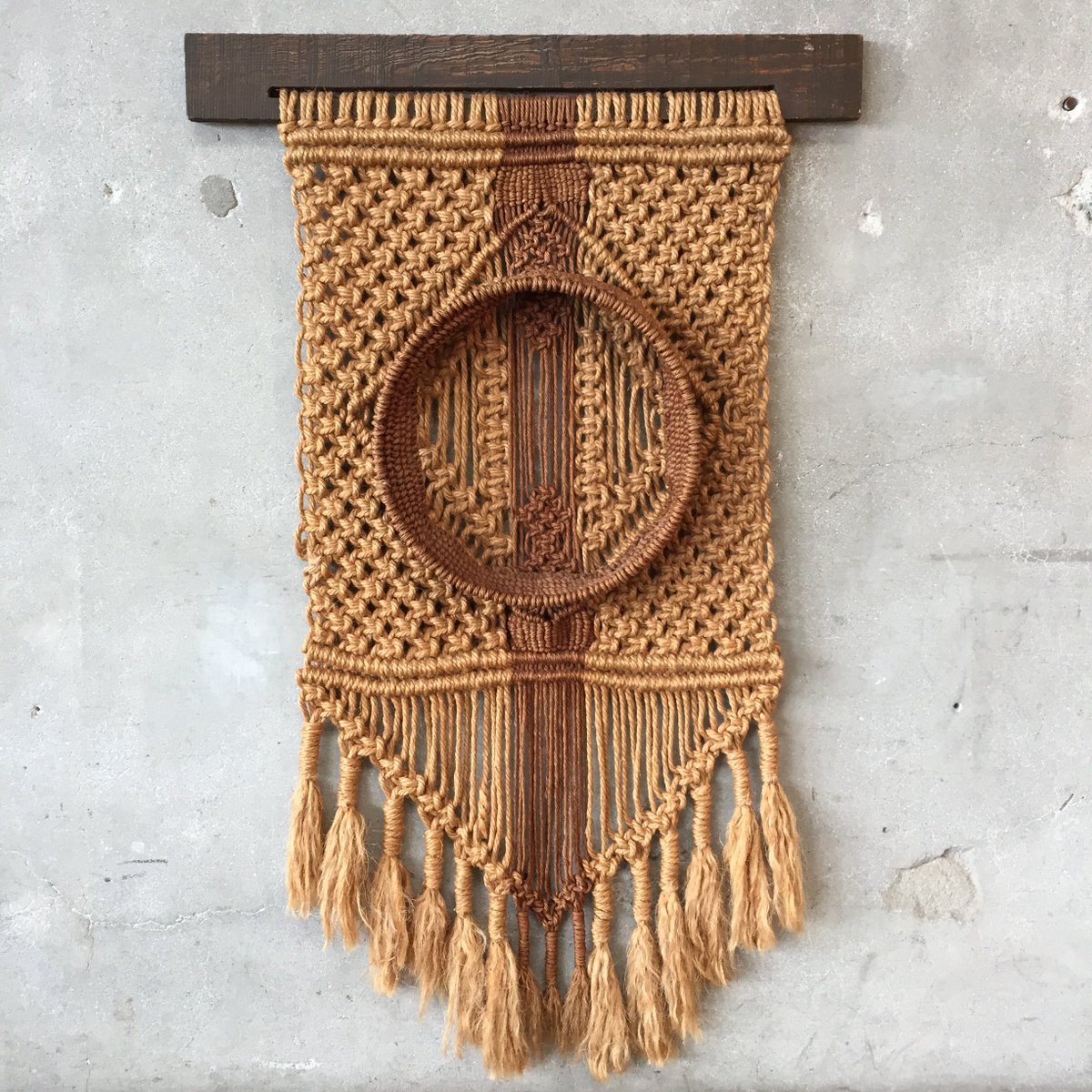 bbbaldie's tweet image. When Macrame Was Everywhere
Back in the 1200’s, Arabian weavers began tying decorative knots into the threads of excess fringes on hand-loomed fabrics. 500 years later, about the same time that polyester, men’s hair spray, and and fondue pots were all the rage, it caught on big…
