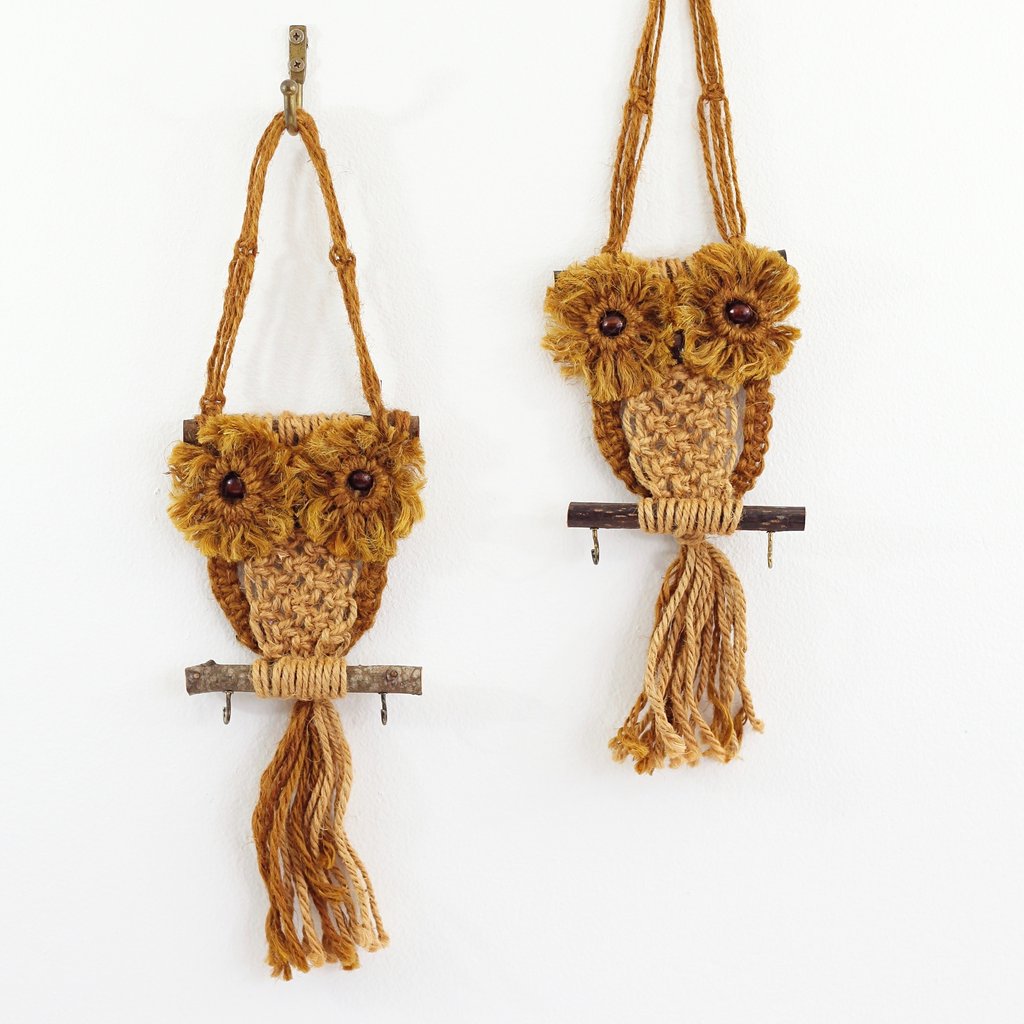 bbbaldie's tweet image. When Macrame Was Everywhere
Back in the 1200’s, Arabian weavers began tying decorative knots into the threads of excess fringes on hand-loomed fabrics. 500 years later, about the same time that polyester, men’s hair spray, and and fondue pots were all the rage, it caught on big…