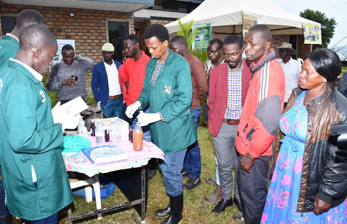 MakCAES's tweet image. .@Makerere reaching out to communities rather than them coming to Makerere: Meet Our own student Interns testing Mpigi and Masaka soil using @Makerere Soil Testing kits.