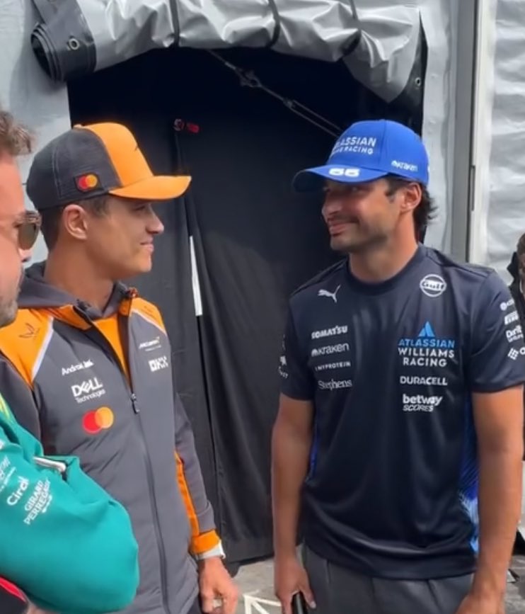sainzinnorris's tweet image. the carlando tunnel vision: wherein they exist in their own bubble and conveniently ignore everybody around them and get all shy and make the fondest eyes at each other ☺️💙