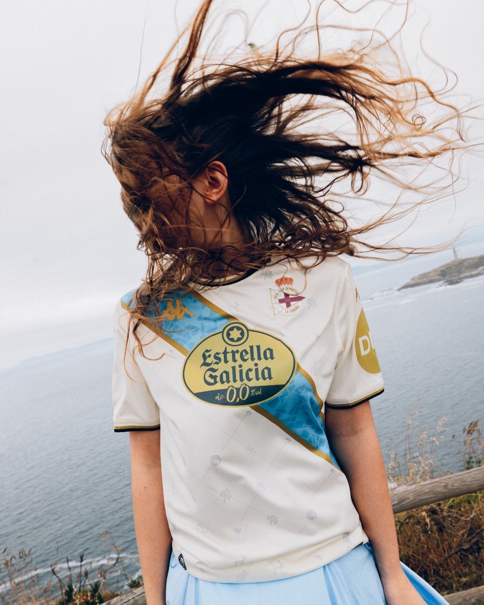 EleteTSC's tweet photo. 🇪🇸⚪️ Deportivo de La Coruña reveló su tercera camiseta Kappa 2025/26.

Base hueso con ilustraciones en referencia a las naciones celtas. La banda celeste de Galicia tiene una trama inspirada en la Rosa de los Vientos de Tono Correa Corredoira, además de bordes dorados. https://t.co/Mfp9LYuUs1