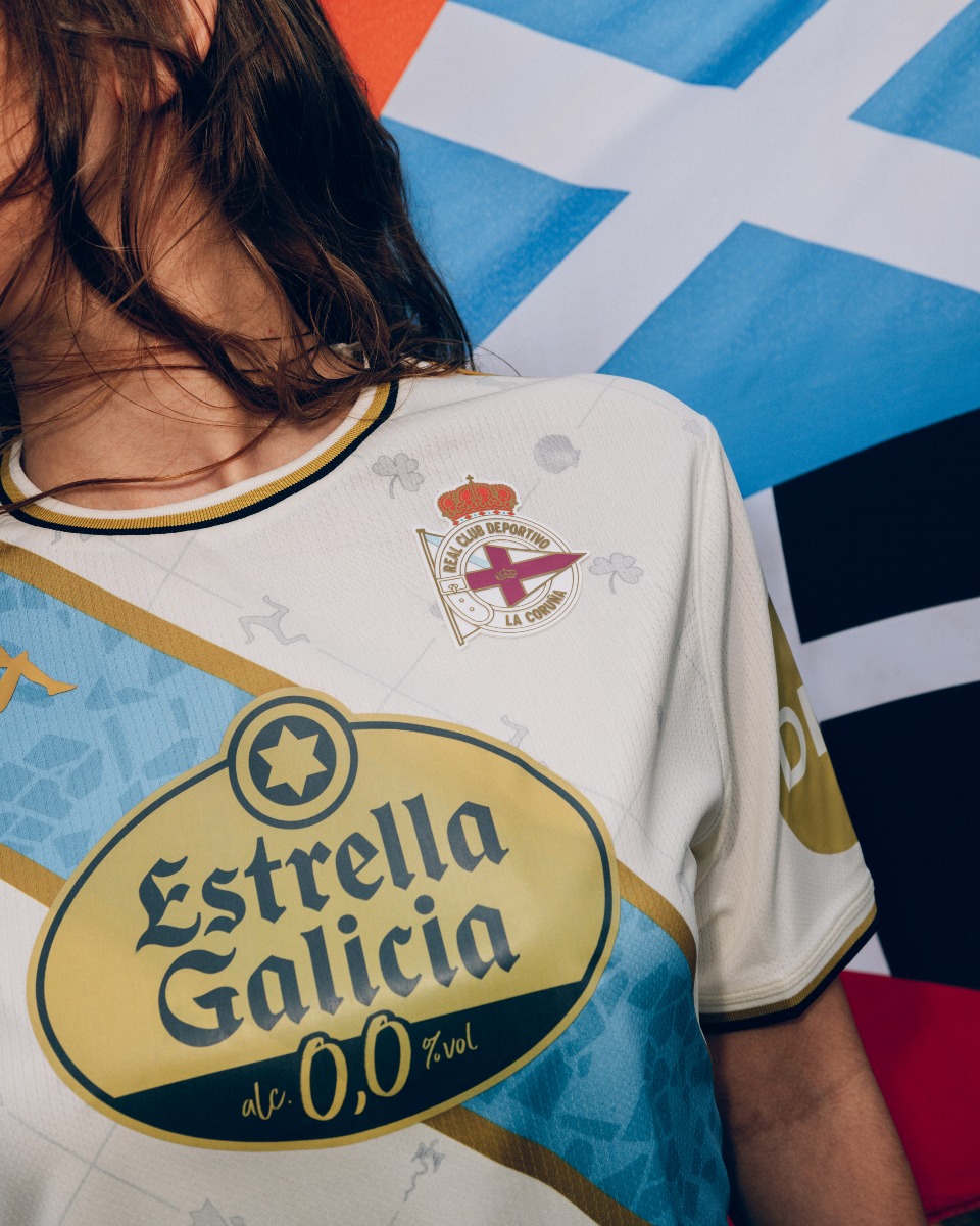 EleteTSC's tweet photo. 🇪🇸⚪️ Deportivo de La Coruña reveló su tercera camiseta Kappa 2025/26.

Base hueso con ilustraciones en referencia a las naciones celtas. La banda celeste de Galicia tiene una trama inspirada en la Rosa de los Vientos de Tono Correa Corredoira, además de bordes dorados. https://t.co/Mfp9LYuUs1