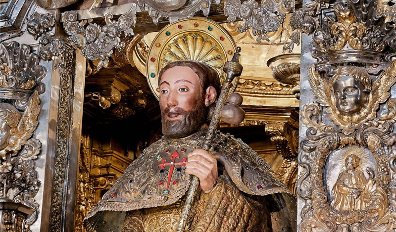 patergongora's tweet image. Este fue, entre los apóstoles, el primero que fecundó la Iglesia con su sangre; su sepulcro, venerado en Galicia, ilumina al mundo entero.
Astro brillante de España, apóstol Santiago, intercede por nosotros al Señor.