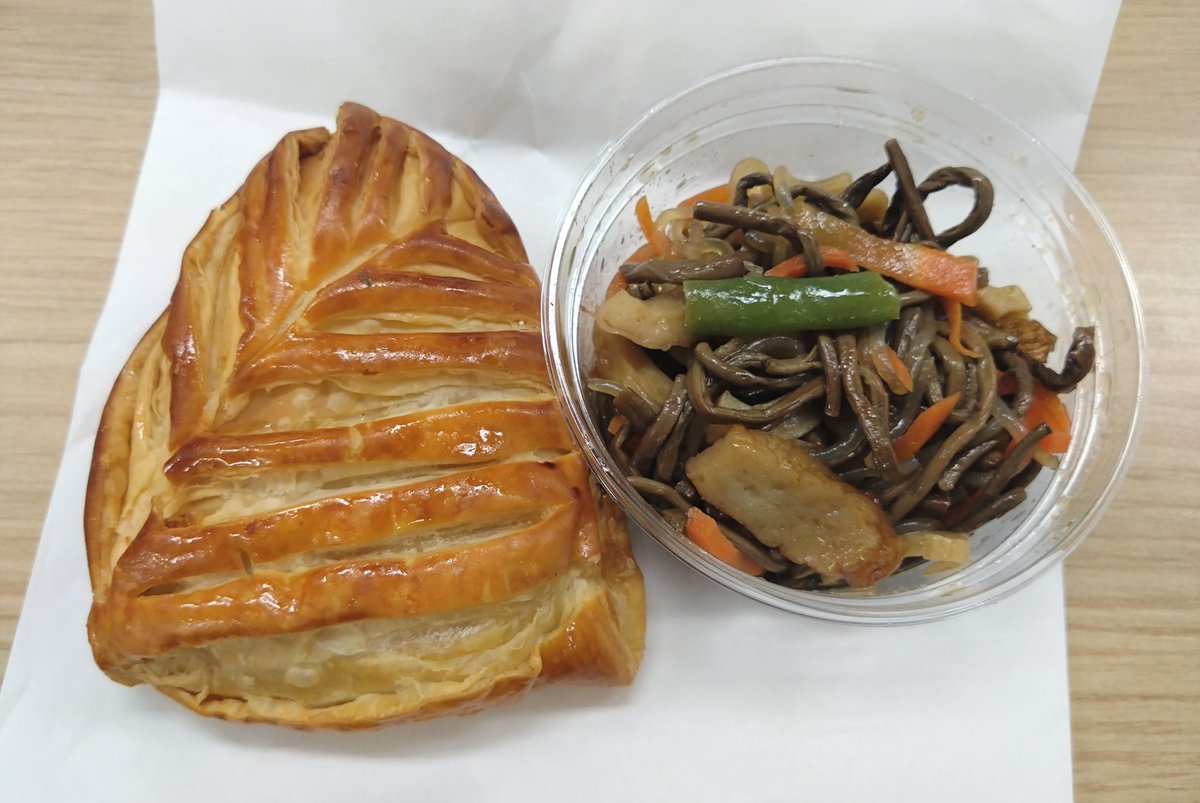 ponpoco1219's tweet image. 水族館のそばの酒屋さんにしばらく品切れになってた紅茶酒が再入荷してたので。
ジンジャーエール割が恐ろしく美味しかったです。
あと昨日の夕飯のアップルパイとゼンマイ煮。自分でも何で組み合わせたのか分からないけど美味しかったです。