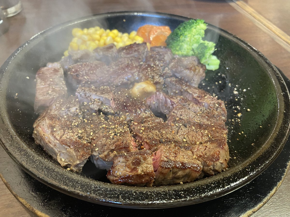 shora_jp's tweet image. 食生活共有1日目

私: ナッシュ(太りたいので+米1杯)

nuunさん: ステーキ300g(痩せたいので米抜き)