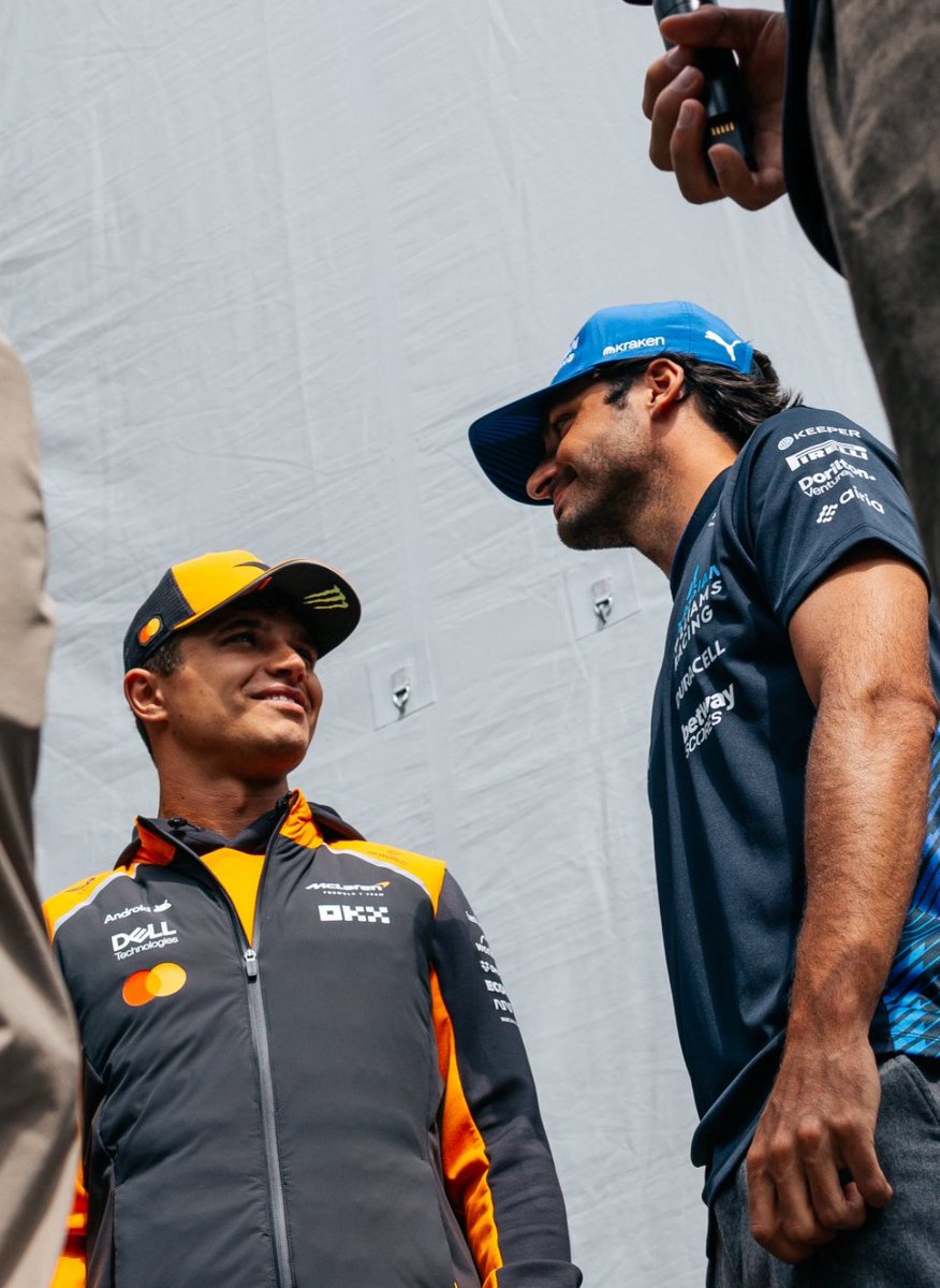 sainzinnorris's tweet image. the carlando tunnel vision: wherein they exist in their own bubble and conveniently ignore everybody around them and get all shy and make the fondest eyes at each other ☺️💙🧡