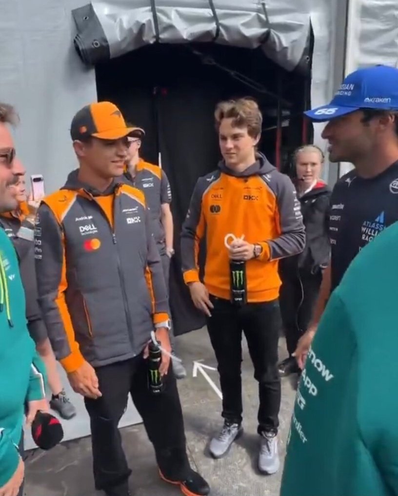 sainzinnorris's tweet image. the carlando tunnel vision: wherein they exist in their own bubble and conveniently ignore everybody around them and get all shy and make the fondest eyes at each other ☺️💙🧡