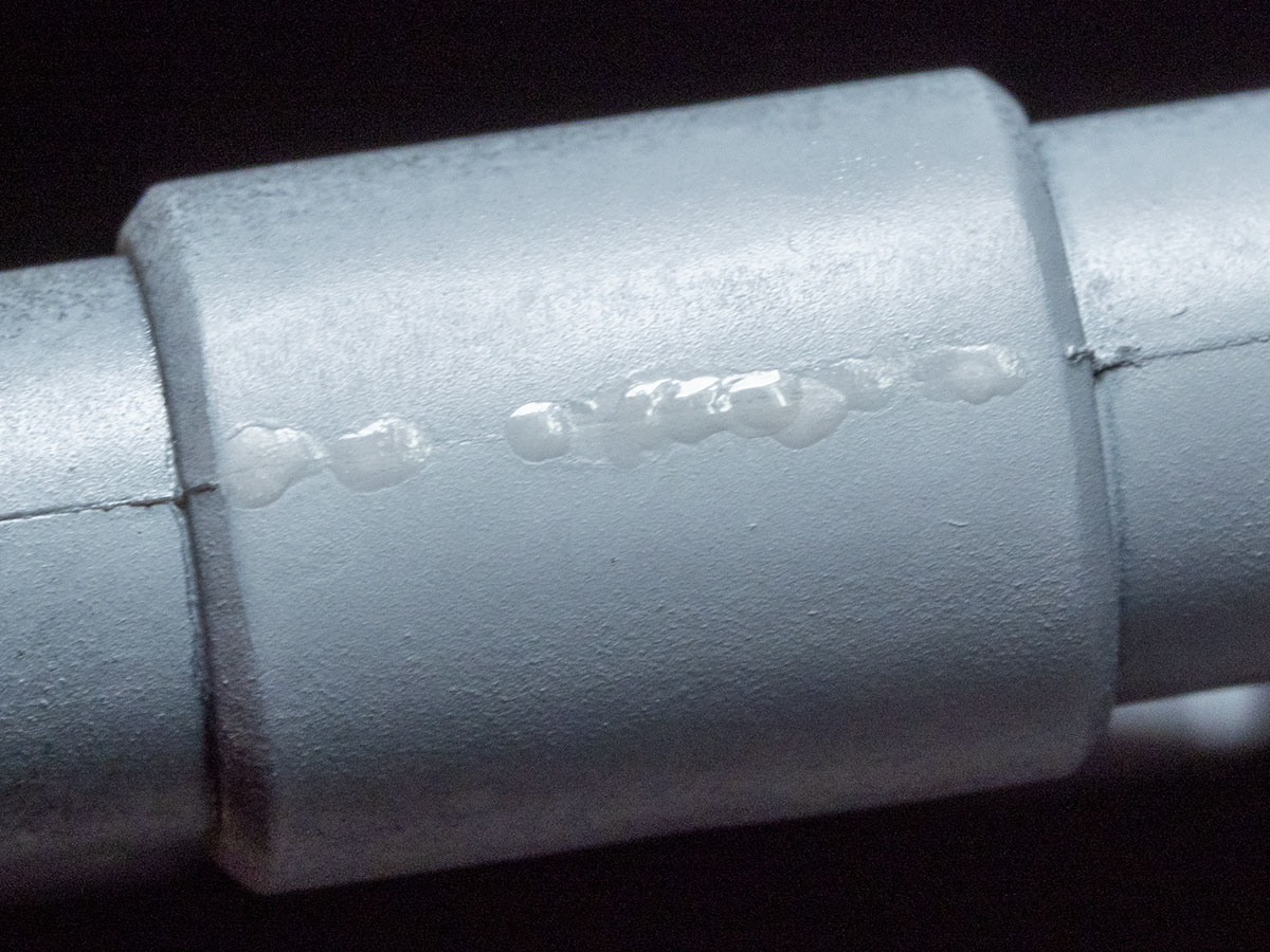 oskgaku's tweet image. 合わせ目に残った小さな穴を低粘度速硬化剤で埋め、金属ヤスリで削る。
硬化した低粘度速硬は硬い。なのでそこが削れずに周囲が先に削れる。
低粘速硬の硬化後は比較的削りやすいけど、相応に硬い。
このあたりをキチンと認識しておけば硬化した低粘速硬だけを丁寧に削る割合が上がるね。