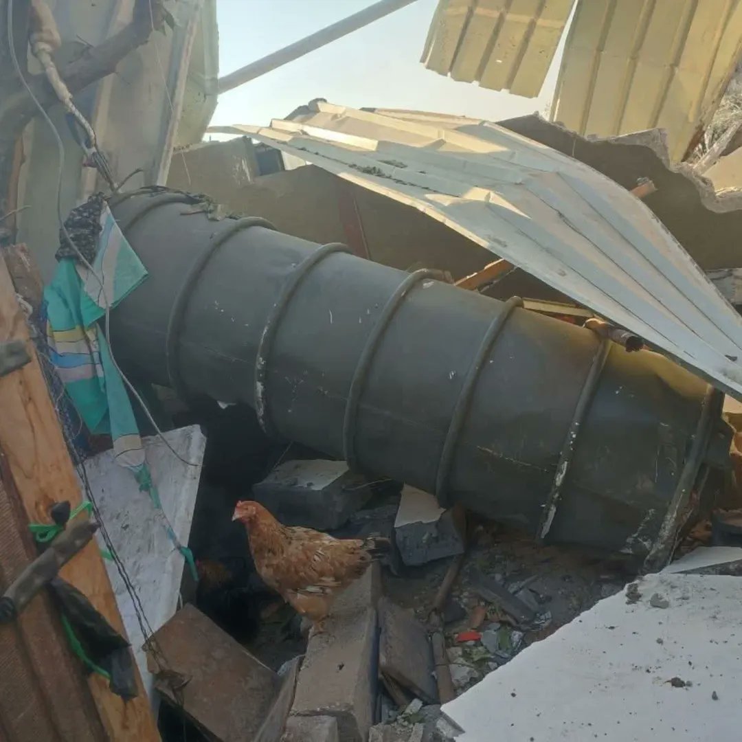 taleb_b72's tweet image. 🔴🔴🔴The Israeli occupation uses barrel bombs to bomb the people of Gaza.
This is one of the barrels that fell on a house in Deir al-Balah and by the power of God it did not explode.