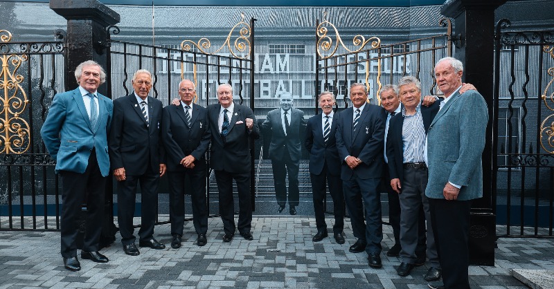SpursOfficial's tweet photo. The famous Bill Nicholson Gates are now officially back home in Tottenham having today been formally re-opened by our Chairman, Daniel Levy, and Bill’s daughter, Jean Bell 🤍

Read more ⤵️