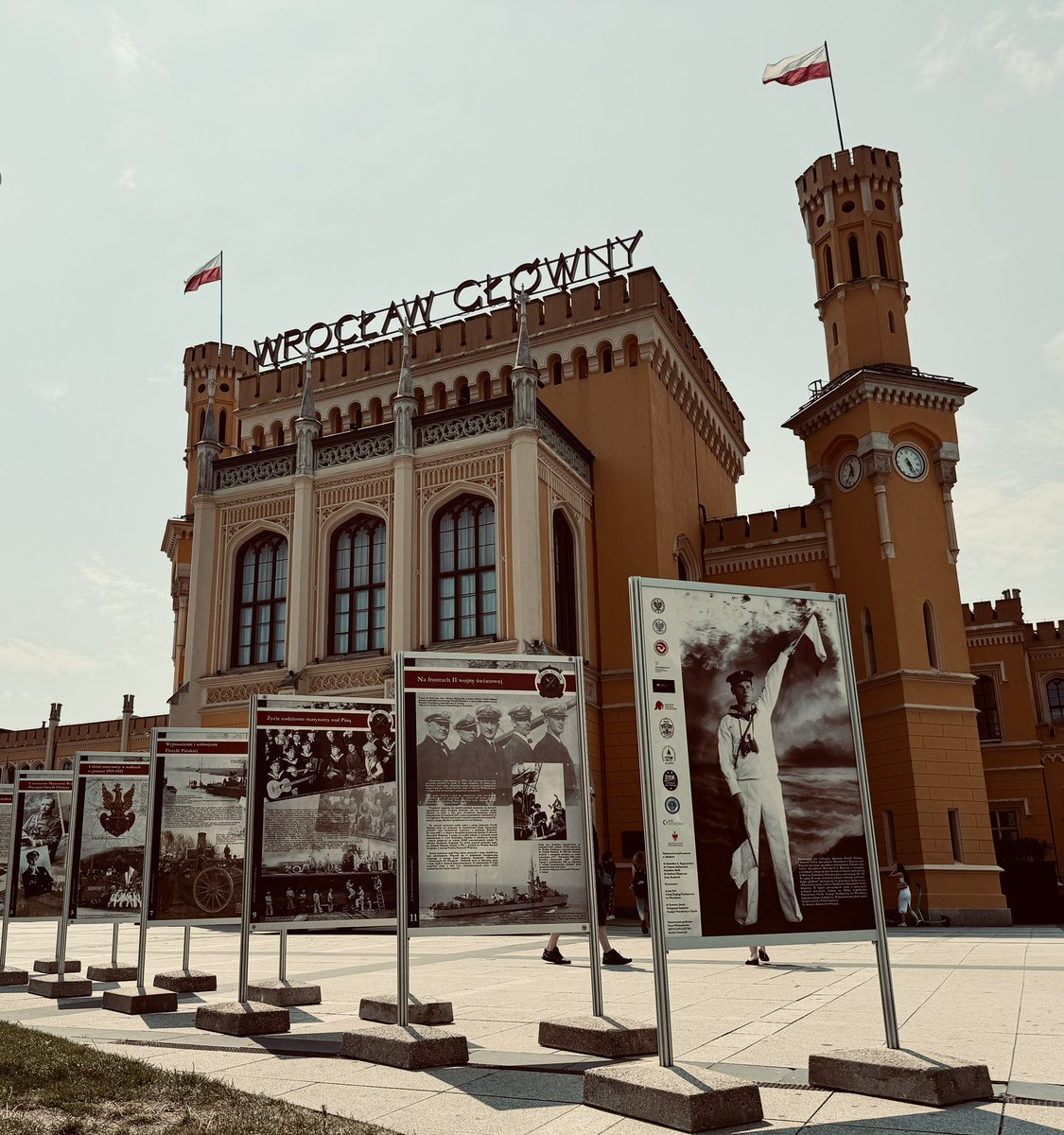 RZGWWroclaw's tweet image. 📢 Ostatni tydzień aby obejrzeć wystawę IPN „Z dala od bursztynowego brzegu” przed Dworcem Głównym PKP we Wrocławiu!
⚓️ Ekspozycja przybliża historię Flotylli Pińskiej oraz losy polskich marynarzy rzecznych
🇵🇱 Nie przegapcie tej wyjątkowej lekcji historii!