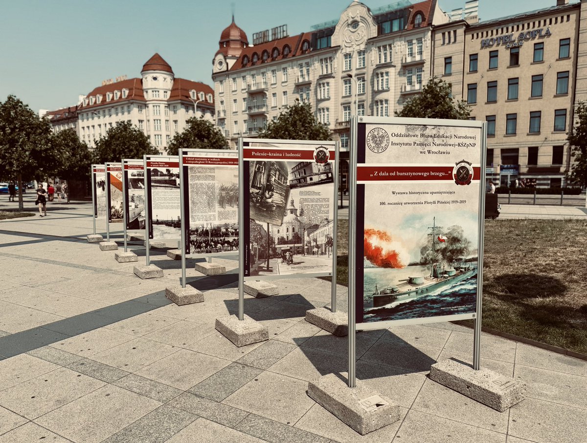 RZGWWroclaw's tweet image. 📢 Ostatni tydzień aby obejrzeć wystawę IPN „Z dala od bursztynowego brzegu” przed Dworcem Głównym PKP we Wrocławiu!
⚓️ Ekspozycja przybliża historię Flotylli Pińskiej oraz losy polskich marynarzy rzecznych
🇵🇱 Nie przegapcie tej wyjątkowej lekcji historii!