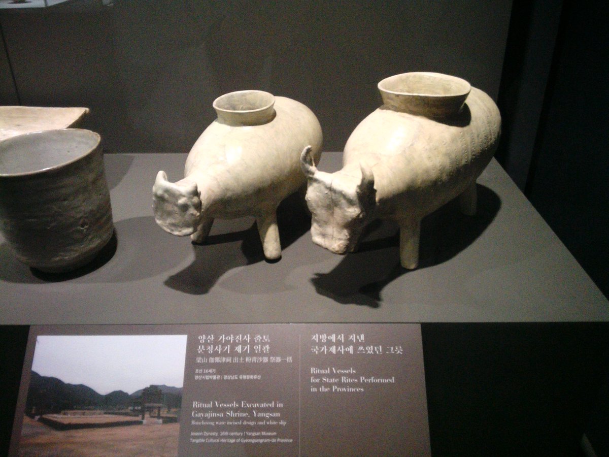 DecisiontoWatch's tweet image. 국립중앙박물관 &lt;새나라 새미술: 조선 전기 미술 대전&gt;
도자, 서화, 불교 미술 3가지 테마 전시... 나의 최애는 단연코 도자... 인화 기법의 도자들 너무 탐나요
빛은 바랬지만 안견 화풍의 그림들이 담고 있는 디테일과 그 옛날에도 예쁨 받은 동물들이 담긴 작품들을 한참 들여다보니 시간이 순삭됨