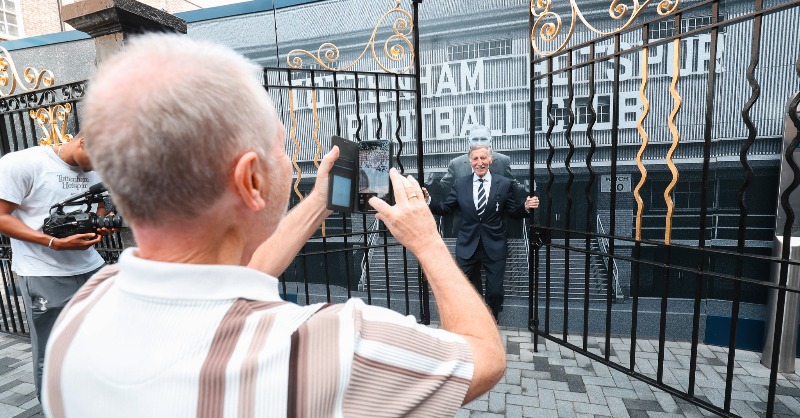 SpursOfficial's tweet photo. The famous Bill Nicholson Gates are now officially back home in Tottenham having today been formally re-opened by our Chairman, Daniel Levy, and Bill’s daughter, Jean Bell 🤍

Read more ⤵️