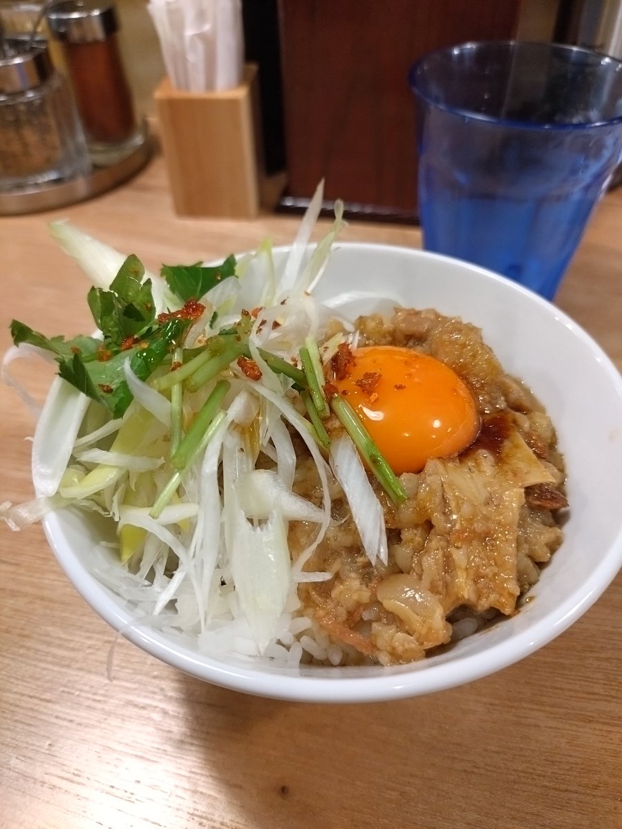trm236's tweet image. 背脂の乗った背徳丼