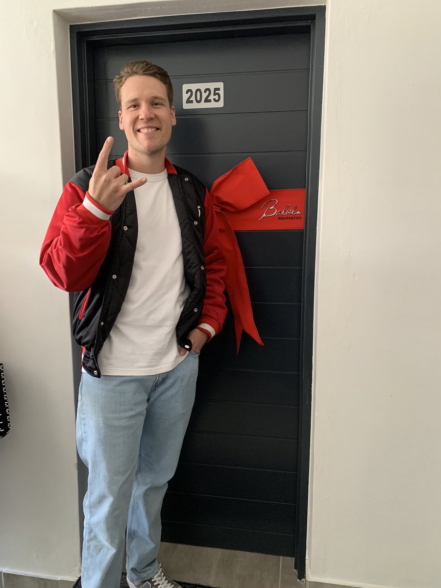 5FM's tweet image. IT’S NOT OURS, WE GIVING IT AWAY!!🥳🎉🥳
The count down to unlocking the R1 Million fully furnished apartment courtesy of @BalwinProp has officially begun!
Tune in to #5Drive 3-6pm!
One name. One key. One life-changing prize.
#5Drive #BalwinSportMarathonSeries