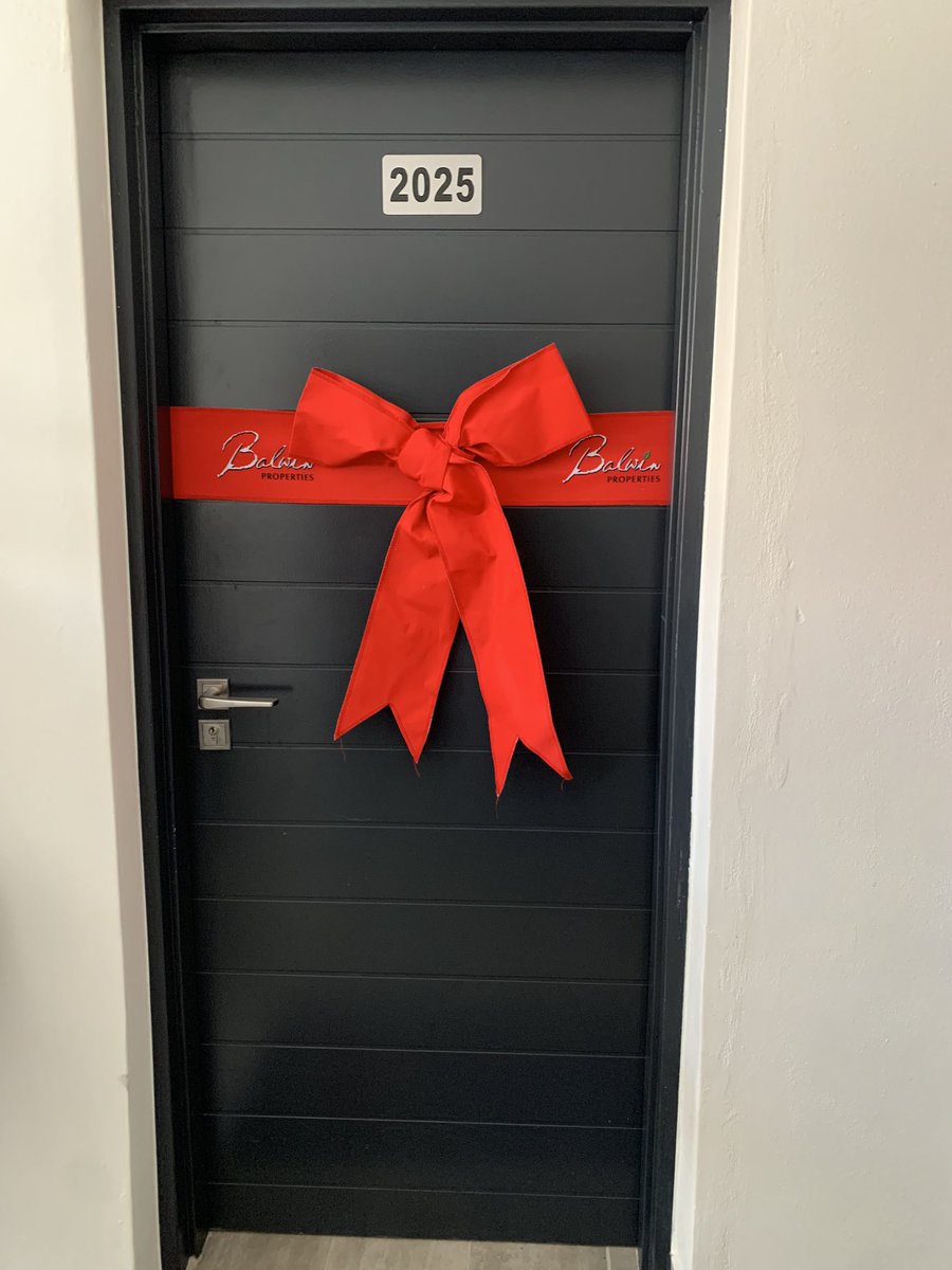 5FM's tweet image. IT’S NOT OURS, WE GIVING IT AWAY!!🥳🎉🥳
The count down to unlocking the R1 Million fully furnished apartment courtesy of @BalwinProp has officially begun!
Tune in to #5Drive 3-6pm!
One name. One key. One life-changing prize.
#5Drive #BalwinSportMarathonSeries