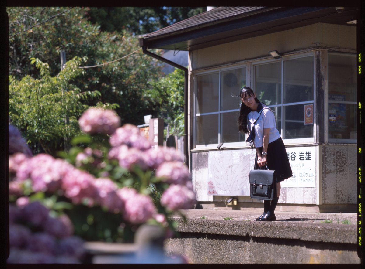 Leander45690's tweet image. 【セーラー少女×鉄道】
あじさいの咲く駅で。
Model : @ama_koha
Camera : Pentax645Nii +FA75/2.8 & 165/2.8
Film : Fujichrome Provia 100F
#放課後鉄道セーラー部