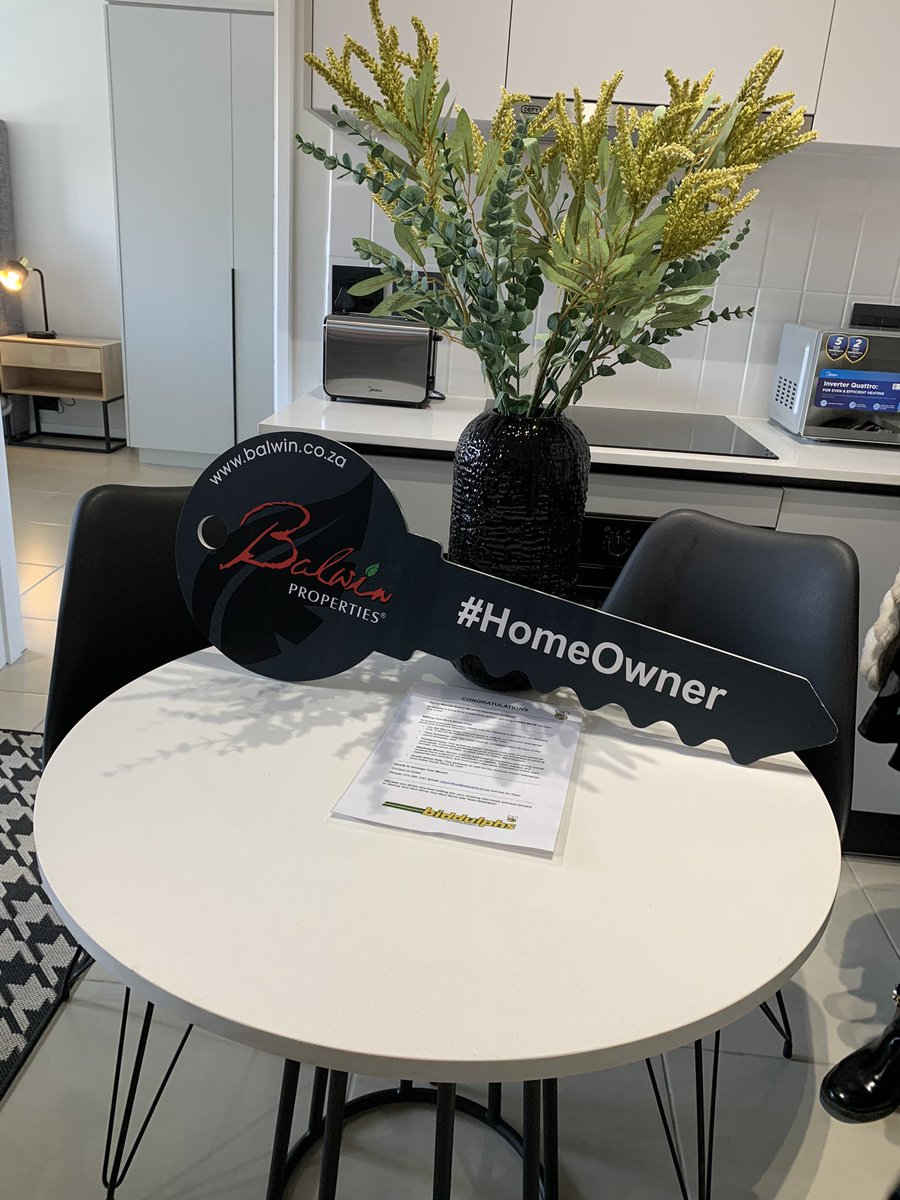 5FM's tweet image. IT’S NOT OURS, WE GIVING IT AWAY!!🥳🎉🥳
The count down to unlocking the R1 Million fully furnished apartment courtesy of @BalwinProp has officially begun!
Tune in to #5Drive 3-6pm!
One name. One key. One life-changing prize.
#5Drive #BalwinSportMarathonSeries