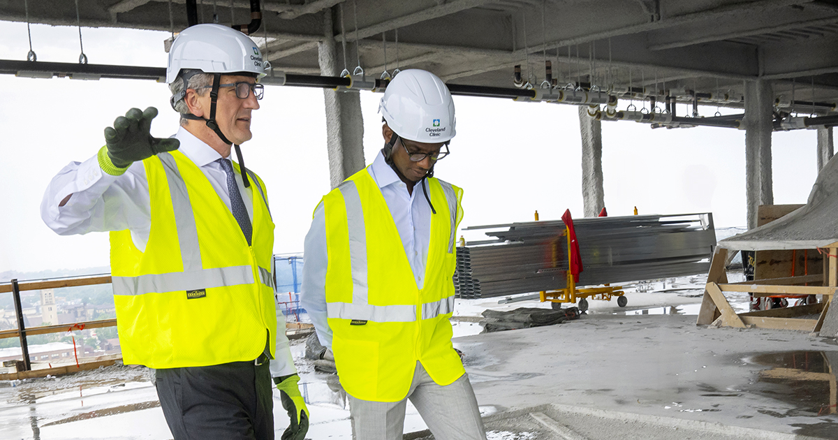 ClevelandClinic's tweet image. Cleveland Mayor Justin Bibb stopped by for a tour of our new Neurological Building.
CEO Tom Mihaljevic, MD, walked him through what will be the largest structure on our Main Campus.
When it opens in 2027, it will include 210 hospital rooms, 120 exam rooms and 14 operating rooms.