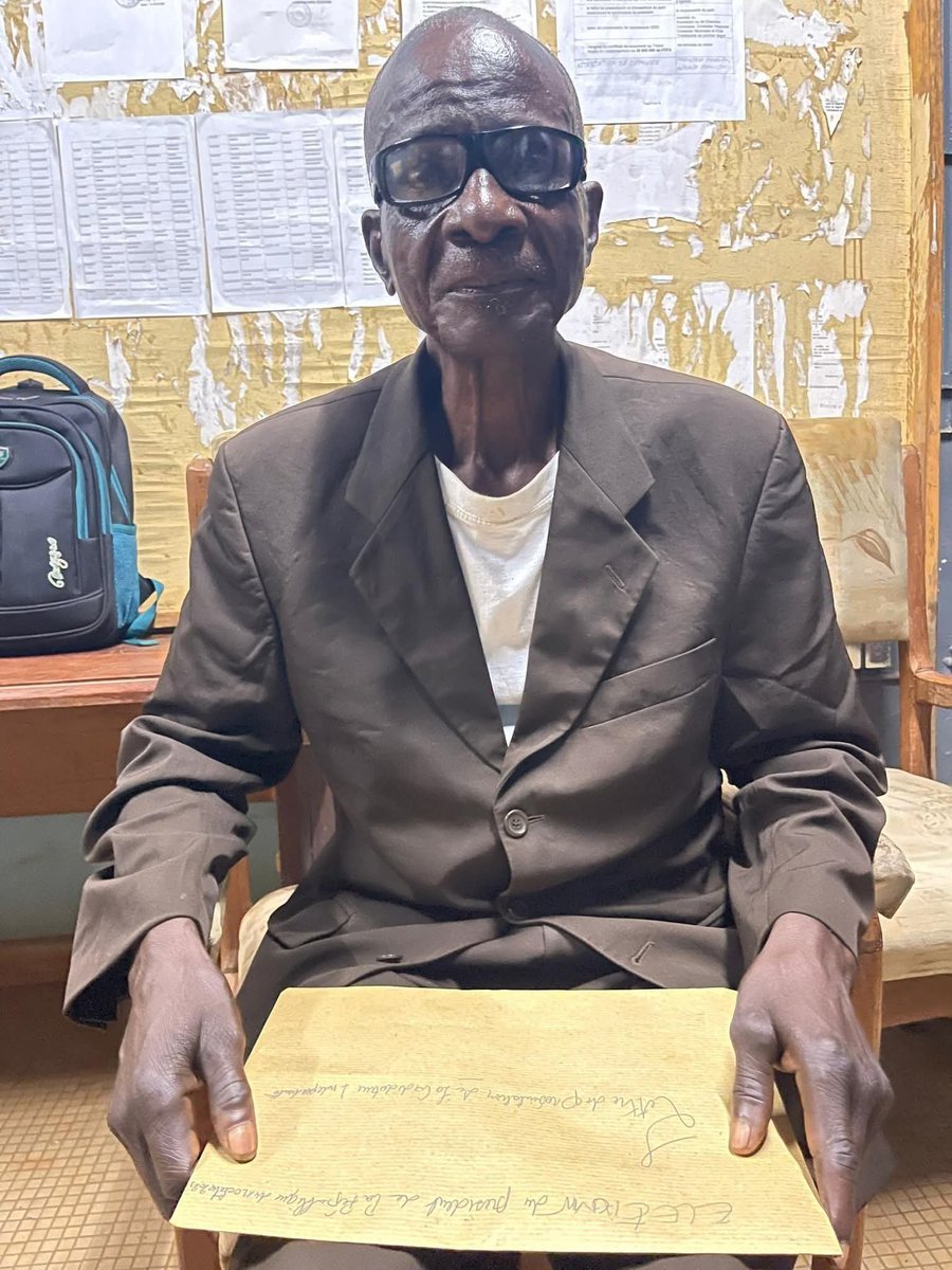 TrendingEx's tweet image. Trending Photos of 70yr old Cameroonian politician, Batoua Silas registering his application as Presidential Candidate in the next election.
“I’m still young. I can defeat Paul Biya (92).” — Silas.