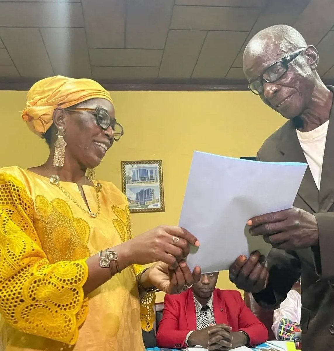 TrendingEx's tweet image. Trending Photos of 70yr old Cameroonian politician, Batoua Silas registering his application as Presidential Candidate in the next election.
“I’m still young. I can defeat Paul Biya (92).” — Silas.