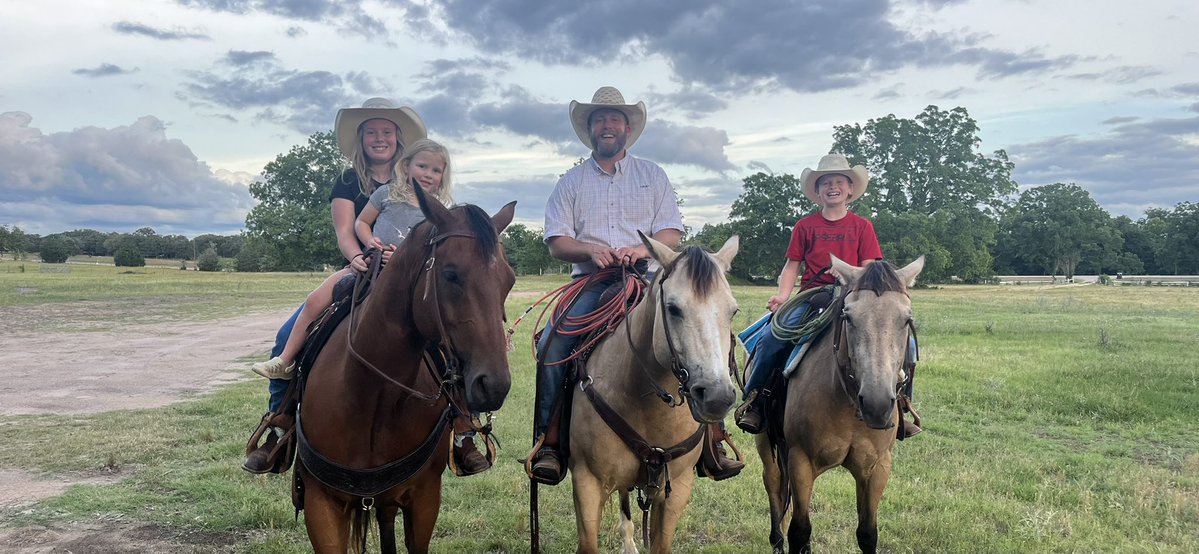 fbacrosstexas's tweet image. Episode 38 of Beyond the Lights: Football Across Texas is now available wherever you get your podcasts. Luke Hobbs of Giddings ISD talks everything from Utah football to horses to what’s going on with the Buffaloes! Walking into his coaches office and seeing so many familiar…