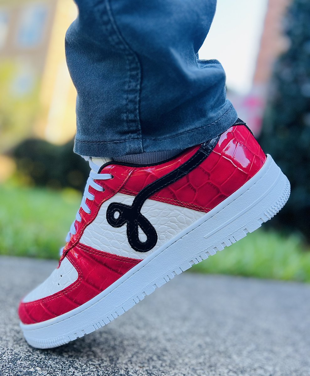 WinstonSalemTJs's tweet image. UNDSing a new sneaker today for #FIREFRIDAYS. The @JohnGeiger_ @JohnGeigerCo GF-01 “Lux Chi” on foot. This is one sexy sneaker & the quality is off the charts.🤯 😮💨🥵🔥👟#yoursneakersaredope #sneakerhead #PhotographyIsArt #snkrskickscheck #wearyoursneakers #SNKRS #KOTD